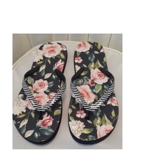 Mixit  women  floral sandal   Size 3-4. NWOT.